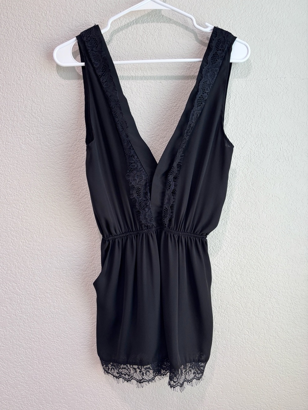 Honey Punch Shorts Romper Sleeveless Black Lace Deep V Neck Women’s Size Small